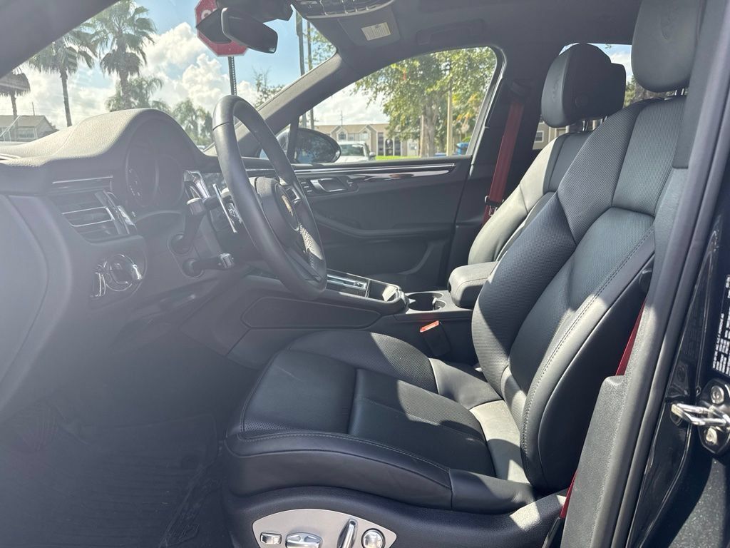 Certified 2026 Porsche Macan AWD/4WD image 6