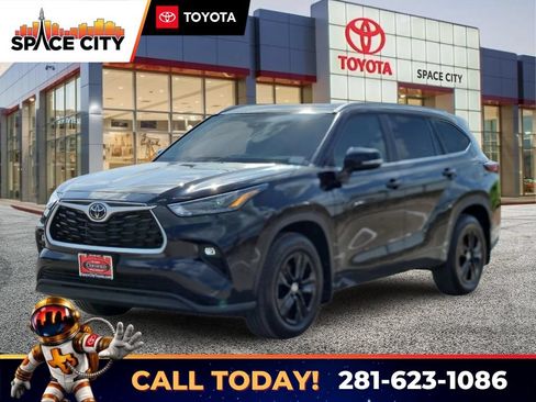 Certified 2026 Toyota Highlander XLE AWD/4WD image 1