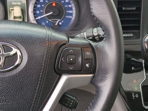 Used 2015 Toyota Sienna Limited image 19