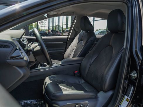Used 2019 Toyota Camry XLE FWD image 12