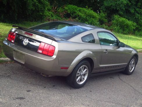 Used 2005 Ford Mustang Premium RWD image 17