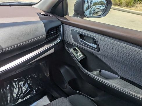 Used 2023 Nissan Rogue SV FWD image 17