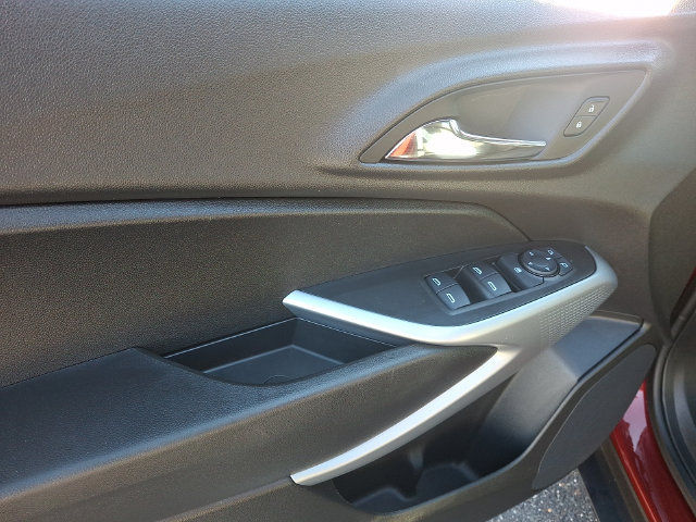 Used 2025 Chevrolet Trax RS w/ Sunroof Package FWD image 12