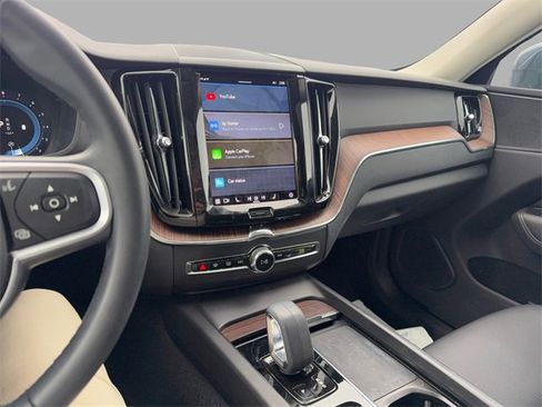 Used 2022 Volvo XC60 B5 Momentum image 21