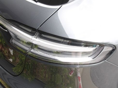 Used 2025 Porsche Macan image 12