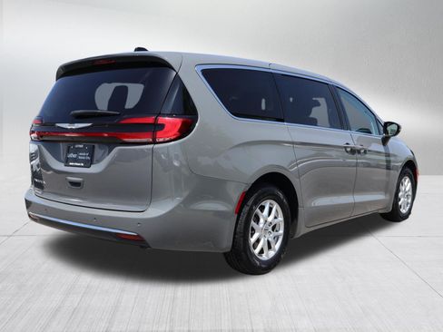 Used 2023 Chrysler Pacifica Touring-L FWD image 6