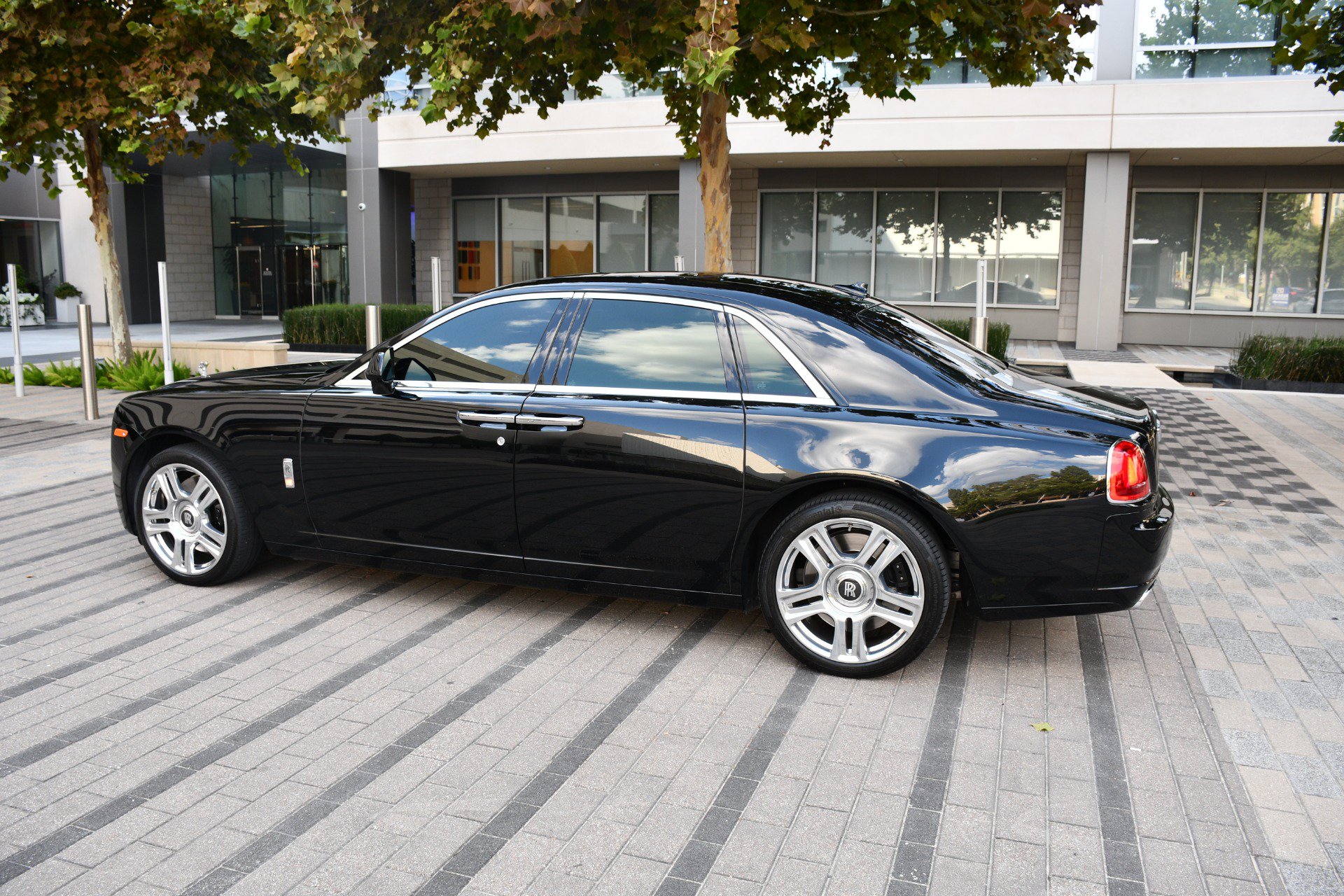 Used 2015 Rolls-Royce Ghost RWD image 2