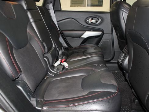 Used 2017 Jeep Cherokee Trailhawk w/ Comfort/Convenience Group image 27