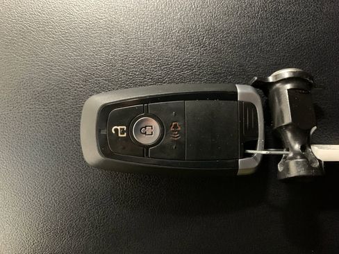 Used 2020 Ford Edge SE image 15