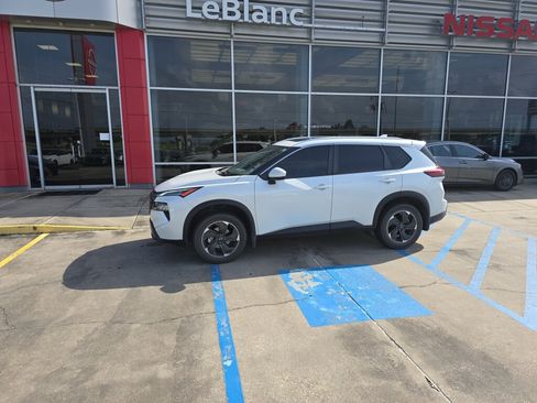 Used 2024 Nissan Rogue SV w/ SV Premium Package FWD image 3