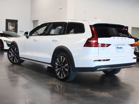 Used 2025 Volvo V60 B5 Cross Country Ultra w/ Climate Package AWD/4WD image 4