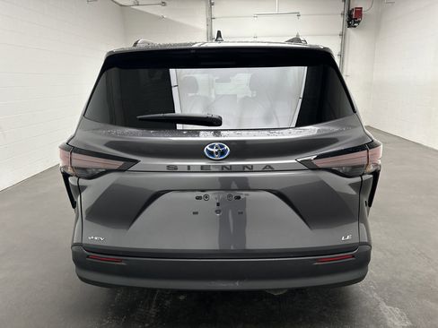 Used 2025 Toyota Sienna LE image 8