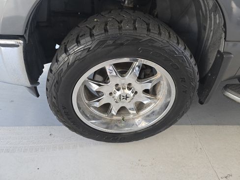 Used 2017 Nissan Titan SV image 12