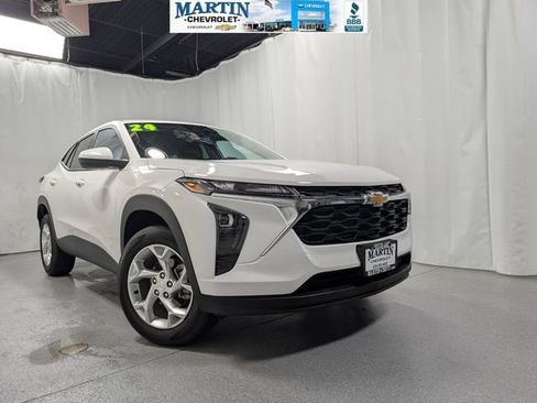 Used 2024 Chevrolet Trax LS w/ LS Convenience Package FWD image 1