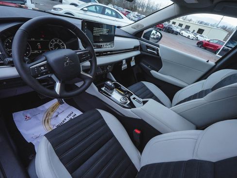 New 2026 Mitsubishi Outlander SE image 16