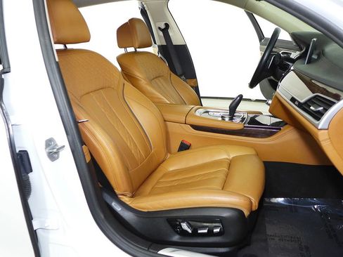 Used 2022 BMW 740i w/ Premium Package image 15