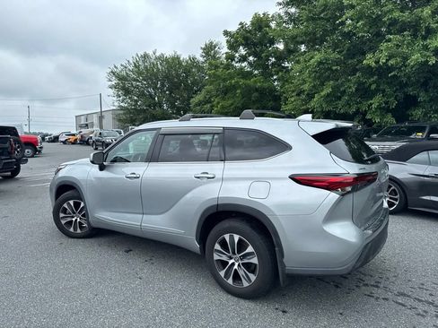 Used 2022 Toyota Highlander XLE AWD/4WD image 4