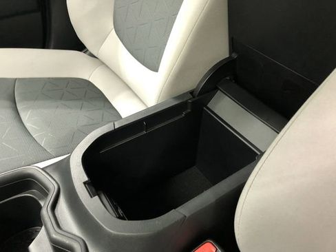 Used 2021 Toyota RAV4 XLE AWD/4WD image 26