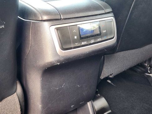 Used 2019 Toyota Highlander XLE FWD image 29
