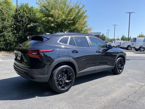 Used 2026 Chevrolet Trax LT w/ Midnight Edition FWD image 9