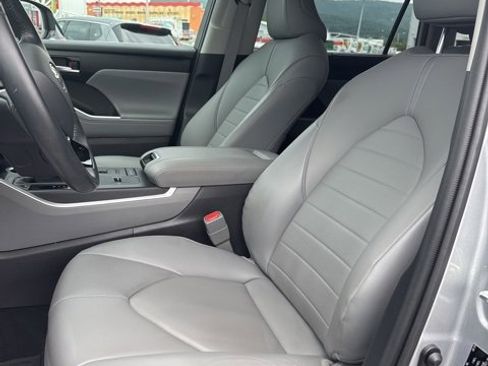 Used 2020 Toyota Highlander XLE image 9