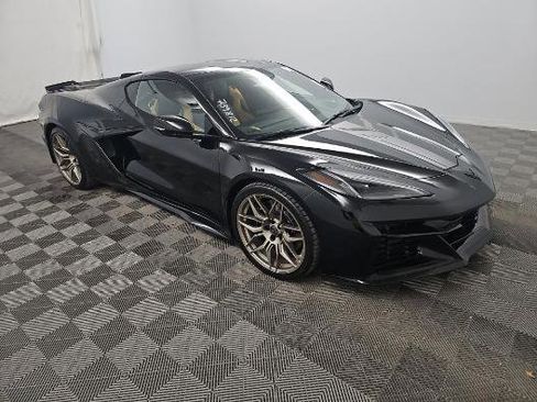 Used 2025 Chevrolet Corvette Z06 RWD image 2