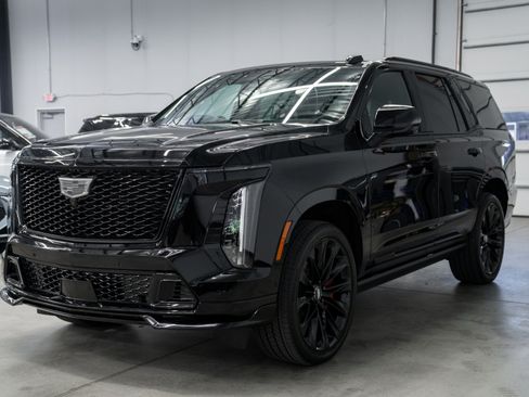 Used 2025 Cadillac Escalade V w/ LPO, ONYX Package AWD/4WD image 5