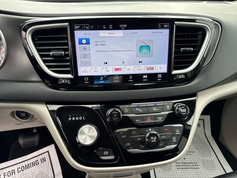 Used 2024 Chrysler Pacifica Touring-L image 18