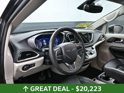 Used 2023 Chrysler Pacifica Touring-L FWD image 19