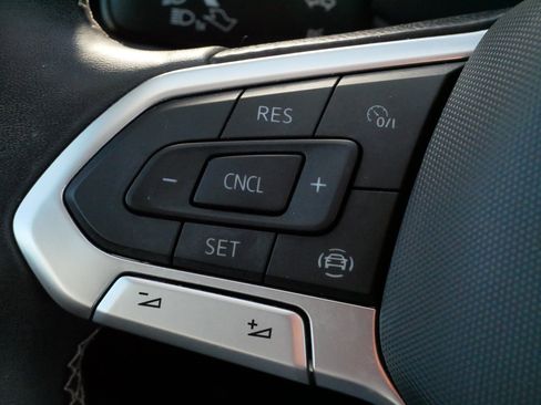 Certified 2022 Volkswagen Taos SE w/ Panoramic Sunroof Package image 25