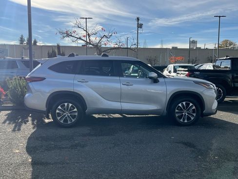 Certified 2024 Toyota Highlander XLE image 6