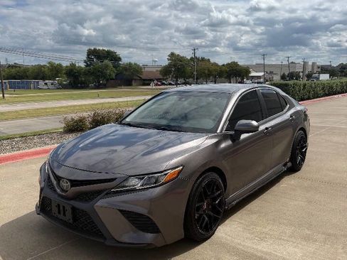 Used 2018 Toyota Camry SE image 2