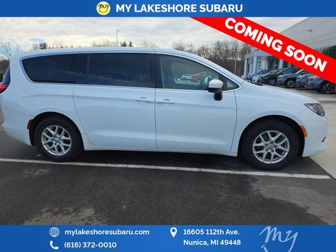 Used 2018 Chrysler Pacifica LX image 10