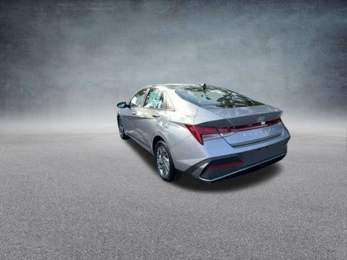 Used 2025 Hyundai Elantra Blue image 18