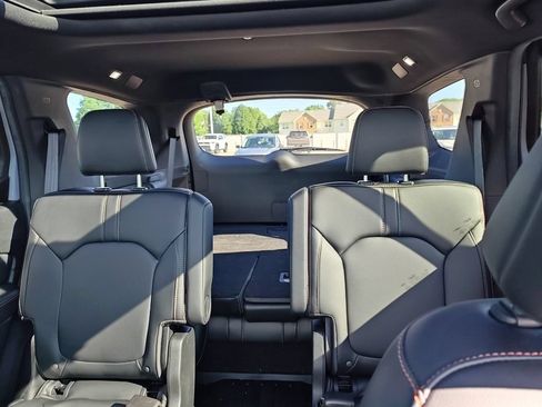 Used 2025 Honda Pilot TrailSport image 11