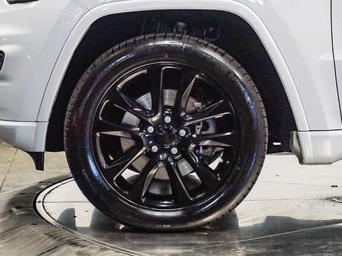 Used 2022 Jeep Grand Cherokee Laredo X image 9