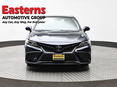 Used 2021 Toyota Camry SE image 2