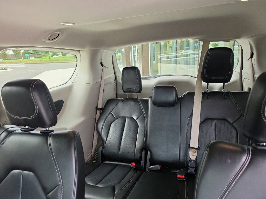 Used 2023 Chrysler Pacifica Touring-L FWD image 19