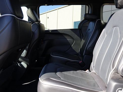 Used 2025 Chrysler Pacifica Limited image 17