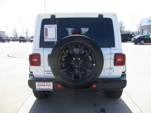 Used 2025 Jeep Wrangler Unlimited Sahara AWD/4WD image 5