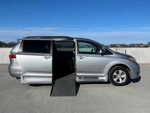 Used 2015 Toyota Sienna LE image 2