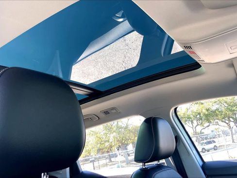 Used 2022 Volkswagen Taos SEL image 13