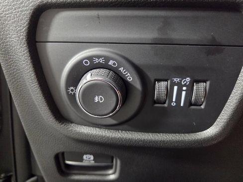 Used 2024 Jeep Grand Cherokee Limited w/ Black Appearance Package RWD image 18