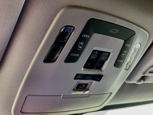 Used 2026 Toyota Sienna XLE FWD image 20