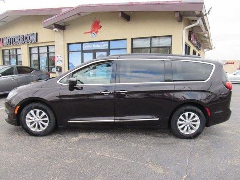 Used 2017 Chrysler Pacifica Touring-L image 4