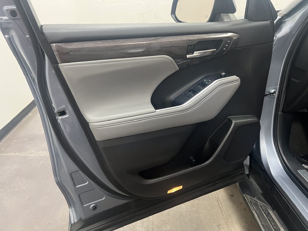 Used 2022 Toyota Highlander Limited FWD image 10
