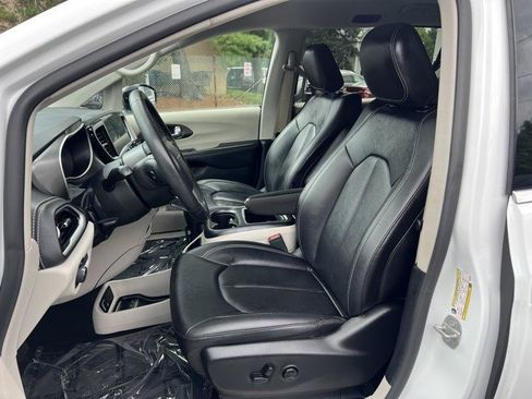 Used 2024 Chrysler Pacifica Limited FWD image 7