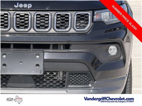 Used 2025 Jeep Compass Latitude w/ Sun & Sound Group AWD/4WD image 8