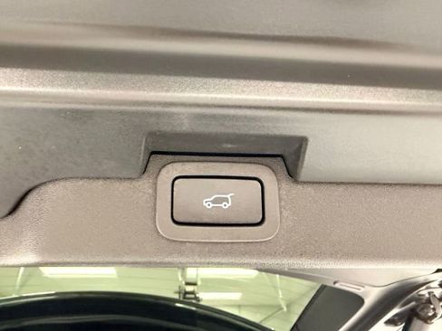 Used 2017 Land Rover Discovery HSE AWD/4WD image 29
