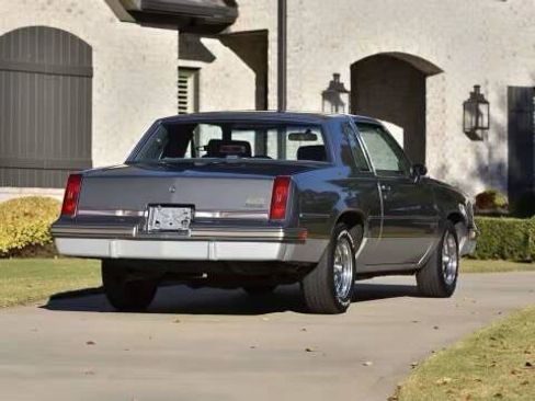 Used 1987 Oldsmobile Cutlass Supreme Salon image 3